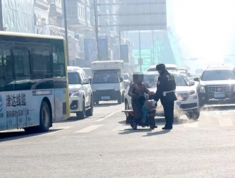 “闖進(jìn)”快車道、“越線停車”、走專用車這些電動車違法被取締