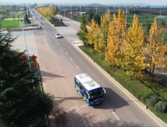 “公路版”公交車將上線運(yùn)營，座椅軟包還配安全帶